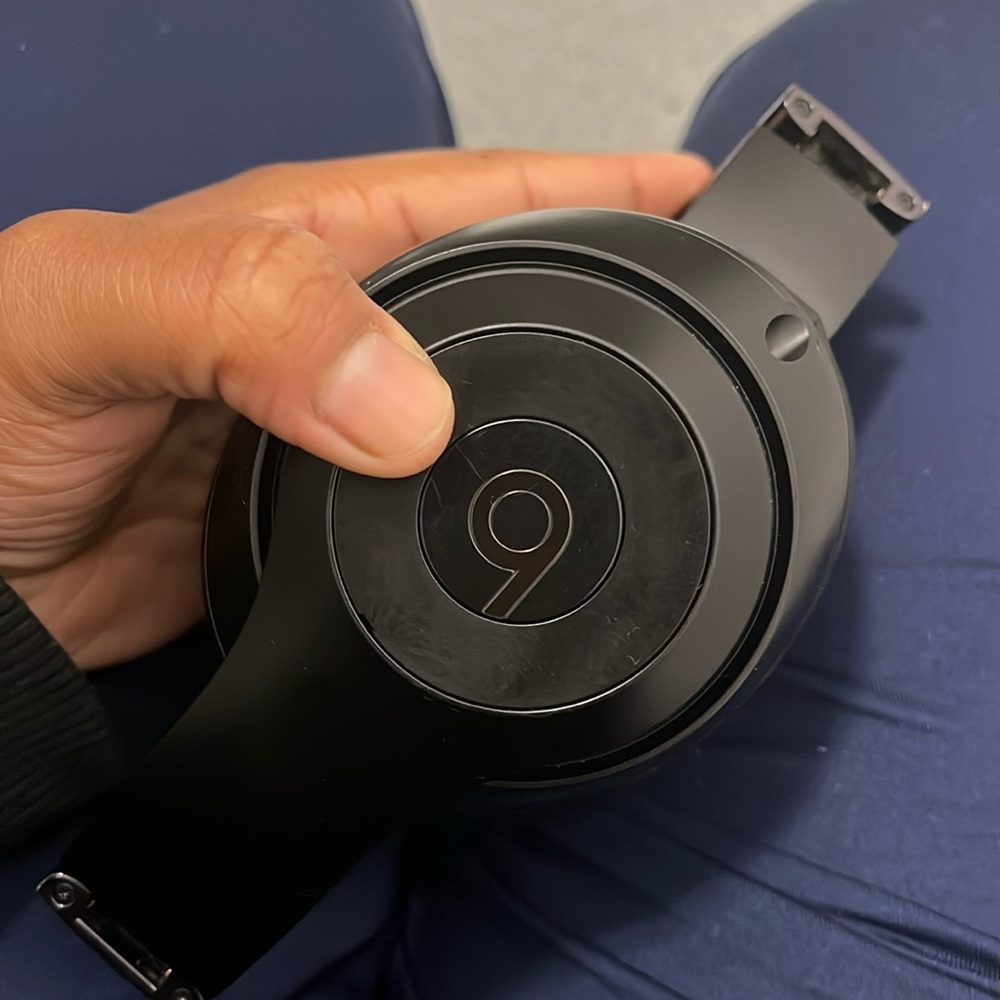 Slightly worn  studio 3 beats loud and noise cancellation feature